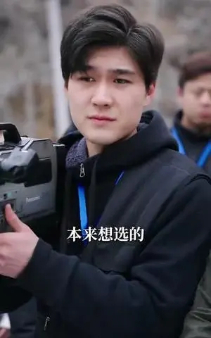 《丑小鸭路人甲哥哥们抱她回家&天降福宝之吉星高照（76集）（夸克网盘）》短剧封面