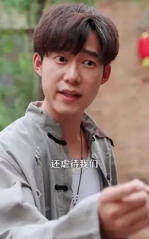 《穿越74分家后天天有肉吃（105集）王大钱＆马丽莎（夸克网盘）》短剧封面