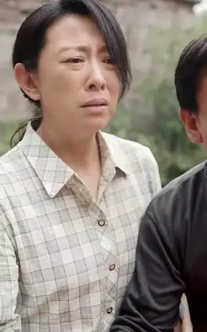 《四月暖春（63集）（夸克网盘）》短剧封面