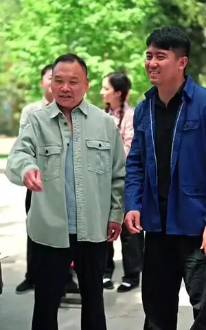 《重生当村长，带全村脱贫致富（142集）理艺茹（夸克网盘）》短剧封面