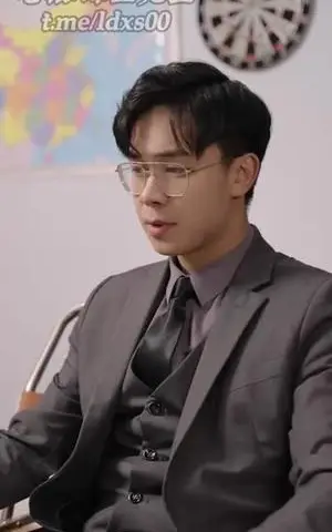 《擦边短剧：疯狂打工人（夸克网盘）》短剧封面