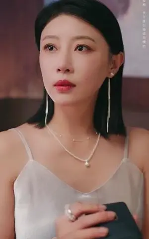 《香槟色枷锁（60集）王英杰&于琬丽》短剧封面