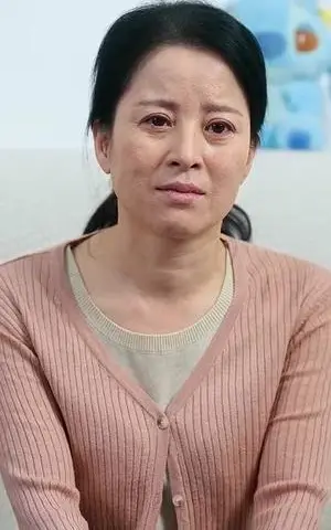 《深秋的康乃馨（90集）（夸克网盘）》短剧封面