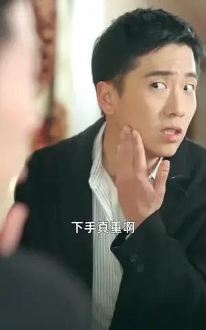 《开学报到当天，我御剑飞行从天而降（81集）艾江山&刘子木（夸克网盘）》短剧封面