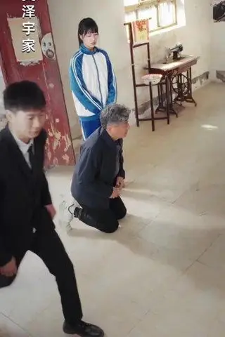 《致富，透视小保安：我以神瞳鉴乾坤（103集）王行宇＆董秋始（百度网盘）》短剧封面