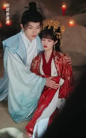 《吻醒千年妖尊后，我被绑定了（100集）石佳＆赵美璇（夸克网盘）》短剧封面