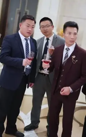 《玻璃鞋上的独舞（90集）（夸克网盘）》短剧封面