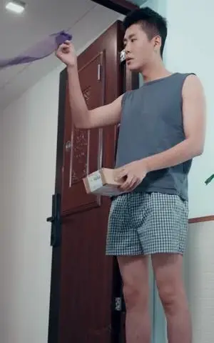 《误拆快递，发现上司秘密（97集）韩雨轩（夸克网盘）》短剧封面