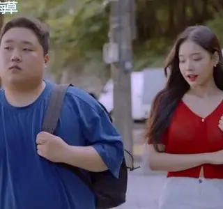 《【中字】韩国网剧-为了报答,主动献身的女人,结果遇到食草男!(夸克网盘)》短剧封面