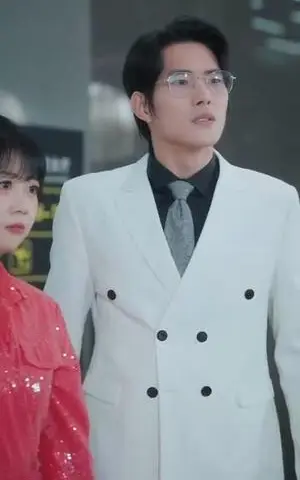 《轻拥他的月亮（100集）陆绎方＆金雅娜（夸克网盘）》短剧封面