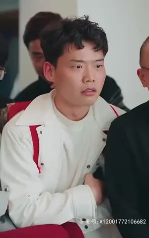 《闪婚后我跟总裁互换了身体》短剧封面