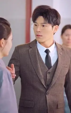 《重回职场，我在隔壁当老大（62集）（夸克网盘）》短剧封面
