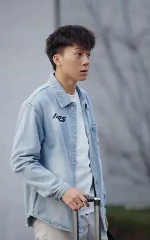 《说好我弃少逆袭，怎么变团宠了（76集）陈秋彤&胡栩耀》短剧封面
