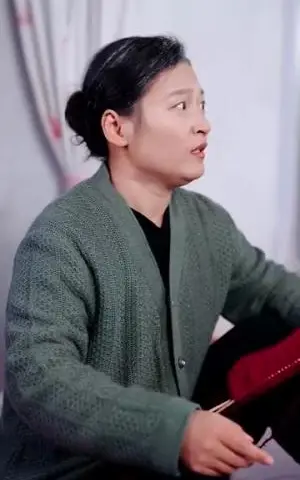 《私藏一片坠落的星光（100集）马士尧＆李艾笑（夸克网盘）》短剧封面