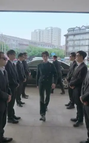 《闪婚男神之周末请和我恋爱（30集全）（夸克网盘）》短剧封面