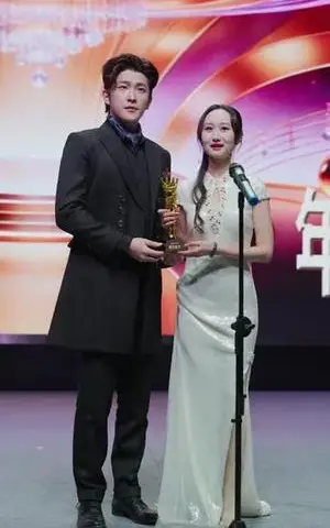 《你爱慕歌后，我开嗓，你悔什么（76集）章泷兮＆王翊君（夸克网盘）》短剧封面
