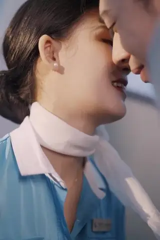 《擦边剧:机场爱情故事&暧昧公寓》短剧封面