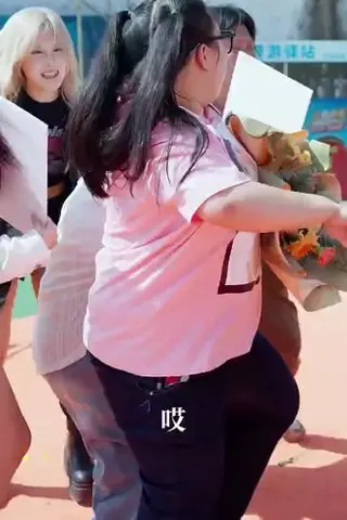 《擦边剧：肥宅皇后》短剧封面