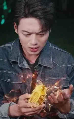 《我在现代却捡到修仙功法(105集)杨桃&韩一波(1)(夸克网盘)》短剧封面