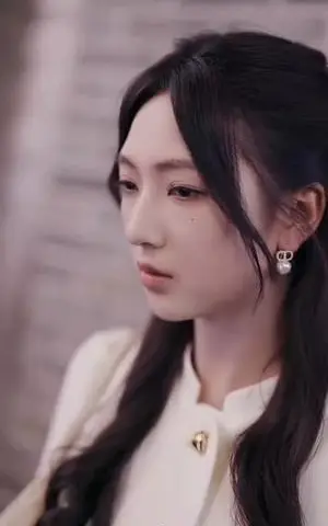 《满级女友她又掉马甲了（99集）魏佳宁＆方樱子（夸克网盘）》短剧封面