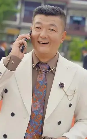 《假破产后大小姐她杀疯了（77集）（夸克网盘）》短剧封面