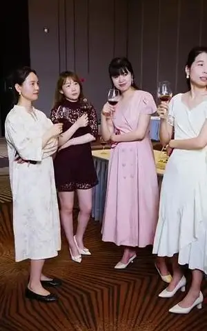 《一胎三宝爵爷轻点虐（77集）（夸克网盘）》短剧封面