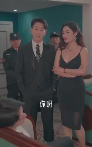 《擦边剧：绝色师姐请自重（80集）》短剧封面