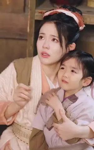 《穿成极品老妇之后只想当咸鱼（98集）张添景＆张楚萱（夸克网盘）》短剧封面