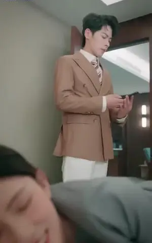 《裴总的千亿村花夫人（夸克网盘）》短剧封面