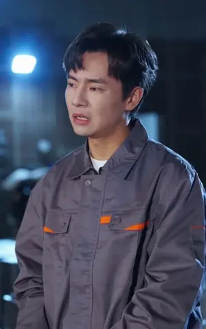 《觉醒系统后，过年回家爽翻天（80集）张闻宇＆潘紫允（夸克网盘）》短剧封面