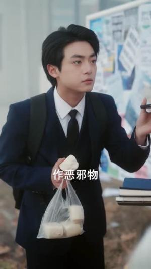 《说好的抓鬼给实习证明，咋成判官了（82集）周煜枫＆张雨梦（夸克网盘）》短剧封面