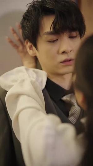 《闪婚老公太霸道(100集)(夸克网盘)》短剧封面