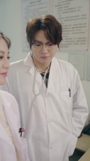 《在崩塌的CEO世界里薅羊毛（70集）张星昂＆曾庆生（夸克网盘）》短剧封面