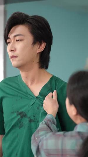 《身怀系统,拉美女院长一起躺赢(60集)李云鹏&文轩(夸克网盘)》短剧封面