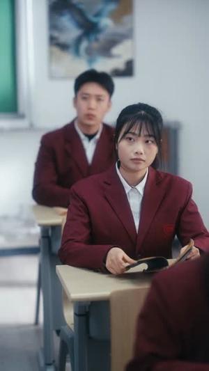 《万族入侵,我直接加入豪华午餐(71集)郏元栋&刘艺然(夸克网盘)》短剧封面