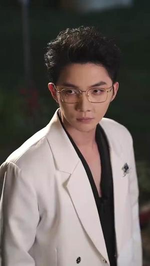 《褪羽时分(61集)王美淇&关潇》短剧封面