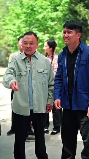 《重生当村长，带全村脱贫致富（142集）理艺茹（夸克网盘）》短剧封面