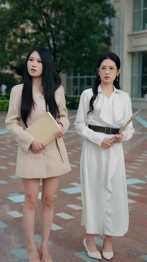 《强保镖:我的同桌是校花(100集)吴若溪&王冠彭(夸克网盘)》短剧封面