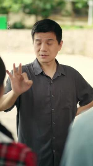 《斯文医生脸红红八零杀猪婆追着哄(66集)杨文&李若希》短剧封面