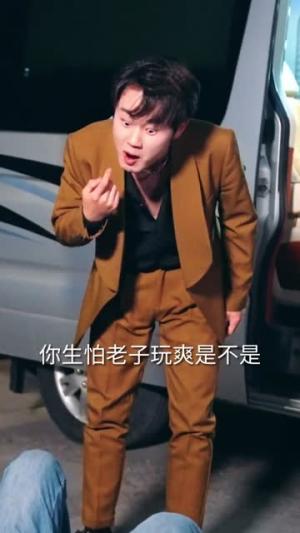 《被外星人直播的我逆袭了(71集)韩一波&魏心宁(夸克网盘)》短剧封面