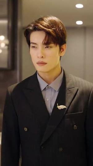 《大小姐不装后全世界都跪了$被甩后大小姐狂虐渣男（53集）于金金（夸克网盘）》短剧封面
