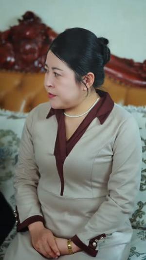 《穿成主妇后,富弟追着打钱(82集)锡日苏伦雅&老迪(夸克网盘)》短剧封面