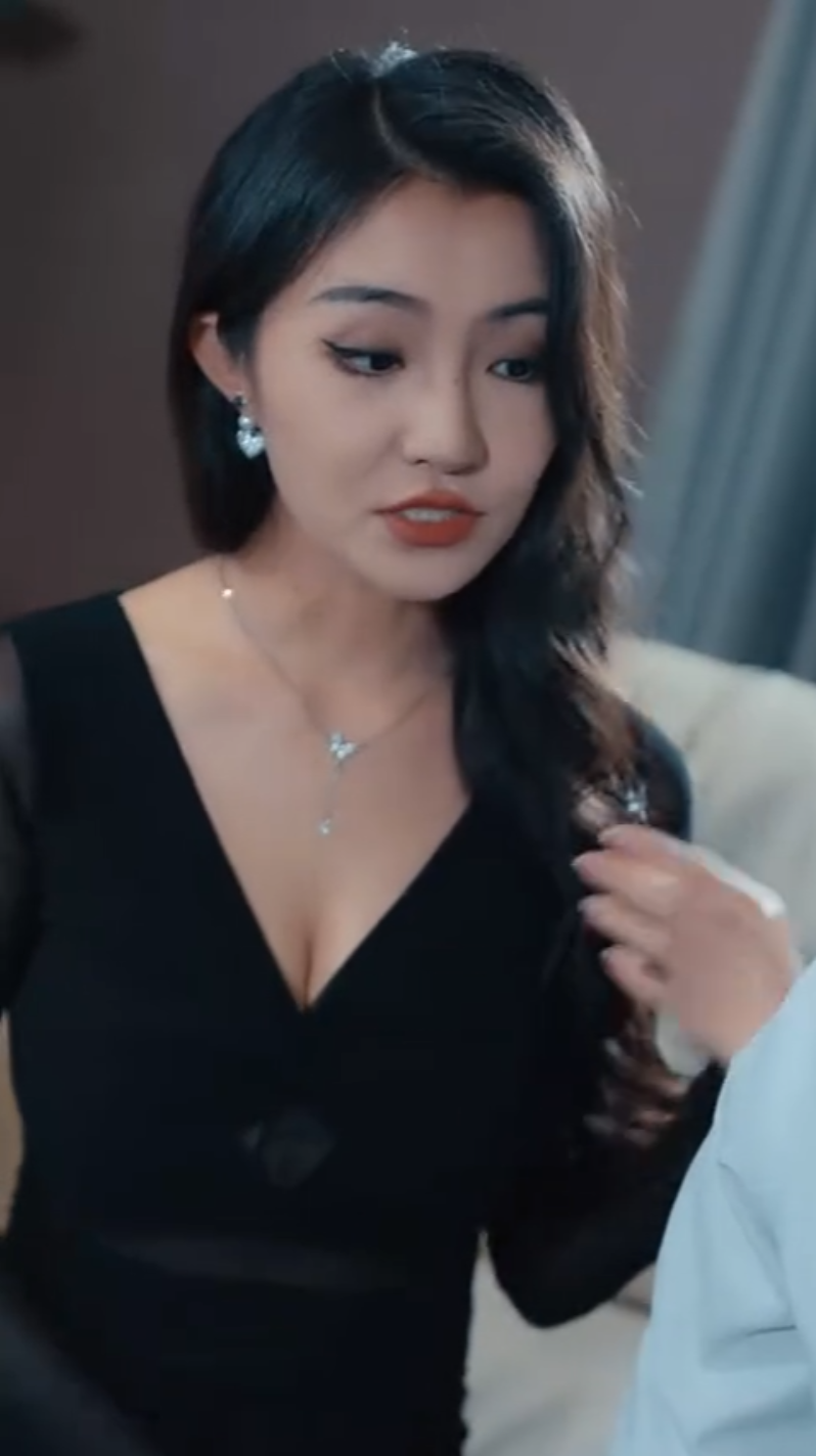 《擦边短剧:夫人的秘密(52集)(夸克网盘)》短剧封面