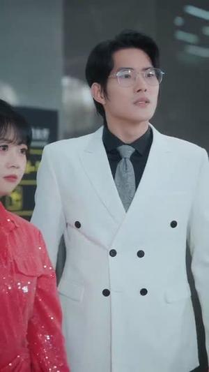 《轻拥他的月亮（100集）陆绎方＆金雅娜（夸克网盘）》短剧封面