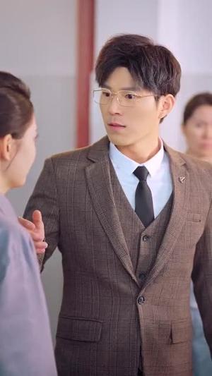 《重回职场，我在隔壁当老大（62集）（夸克网盘）》短剧封面