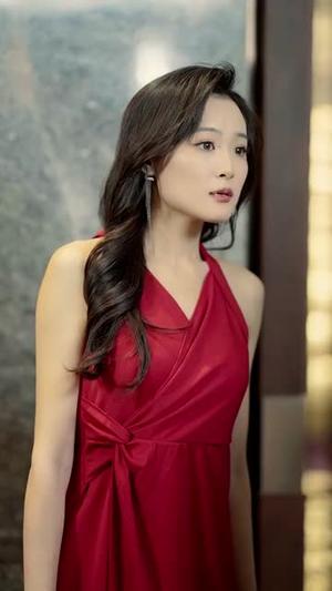 《霍总夫人竟是养猪达人(65集)赖艺(夸克网盘)》短剧封面