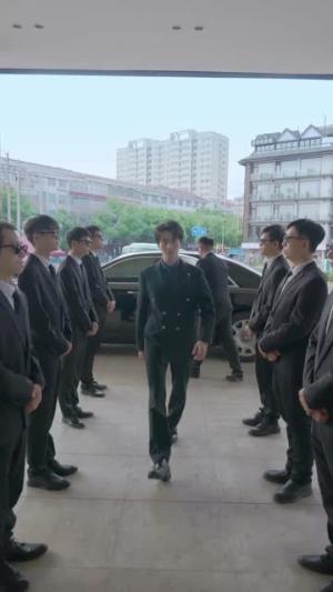 《闪婚男神之周末请和我恋爱(30集全)(夸克网盘)》短剧封面