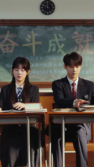 《怪你太耀眼(78集)李卓扬&刘夕语(夸克网盘)》短剧封面