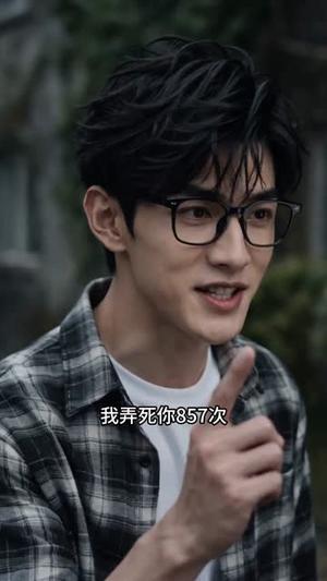 《别人玩命逃生,我拿粉色锤锤虐BOSS(83集)AI短剧(夸克网盘)》短剧封面