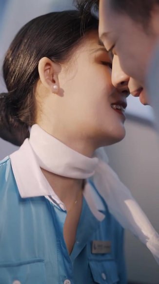 《擦边剧:机场爱情故事&暧昧公寓》短剧封面